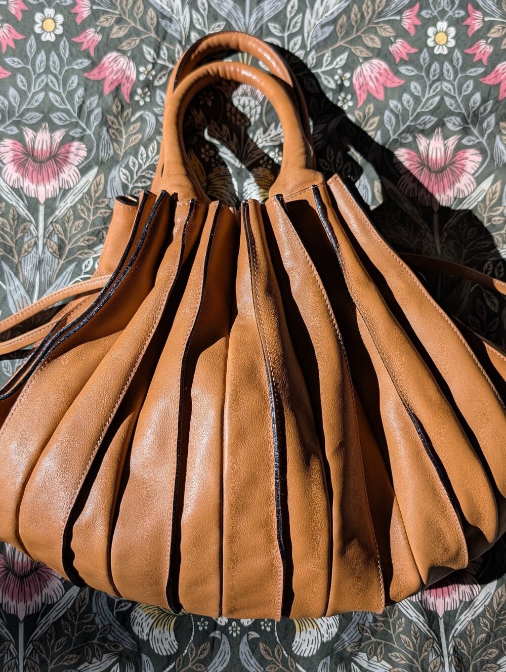 LUPO Barcelona Pleated Leather Handbag - Picture 2 of 9